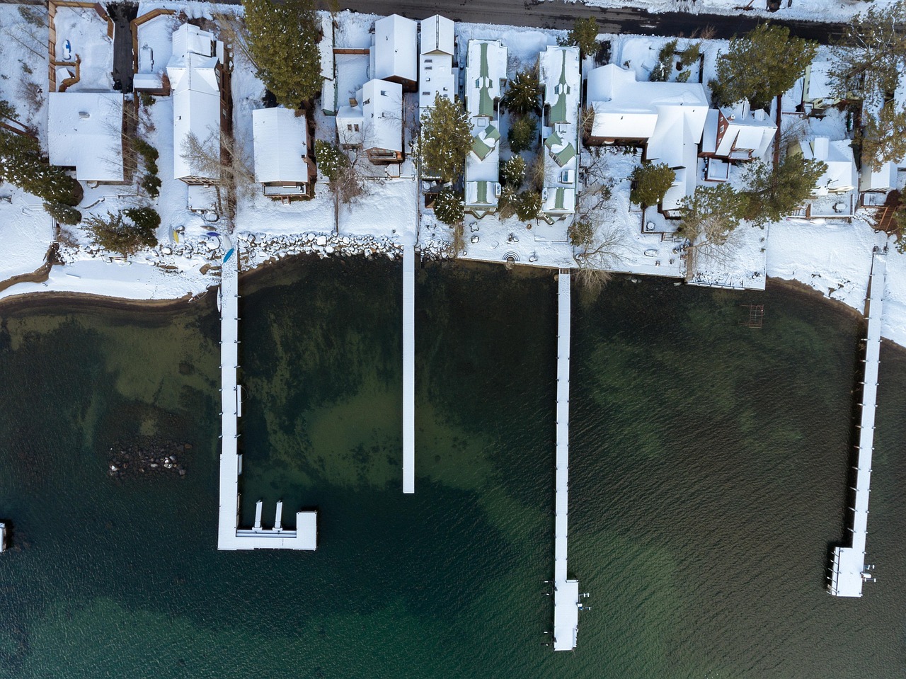 Stockbild inom infrastruktur: drone, lake, pier
